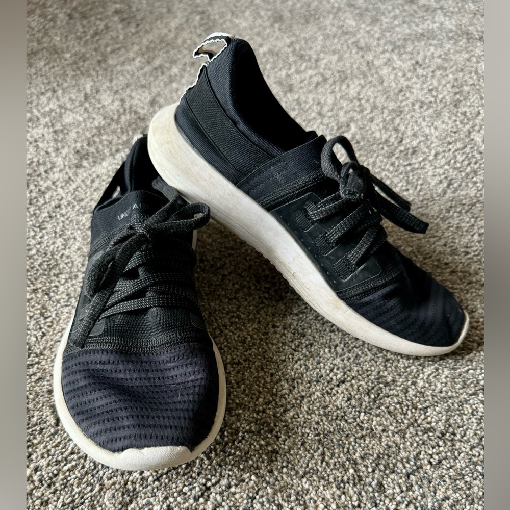 Women’s Under Armour Size 7 Black Sneaker